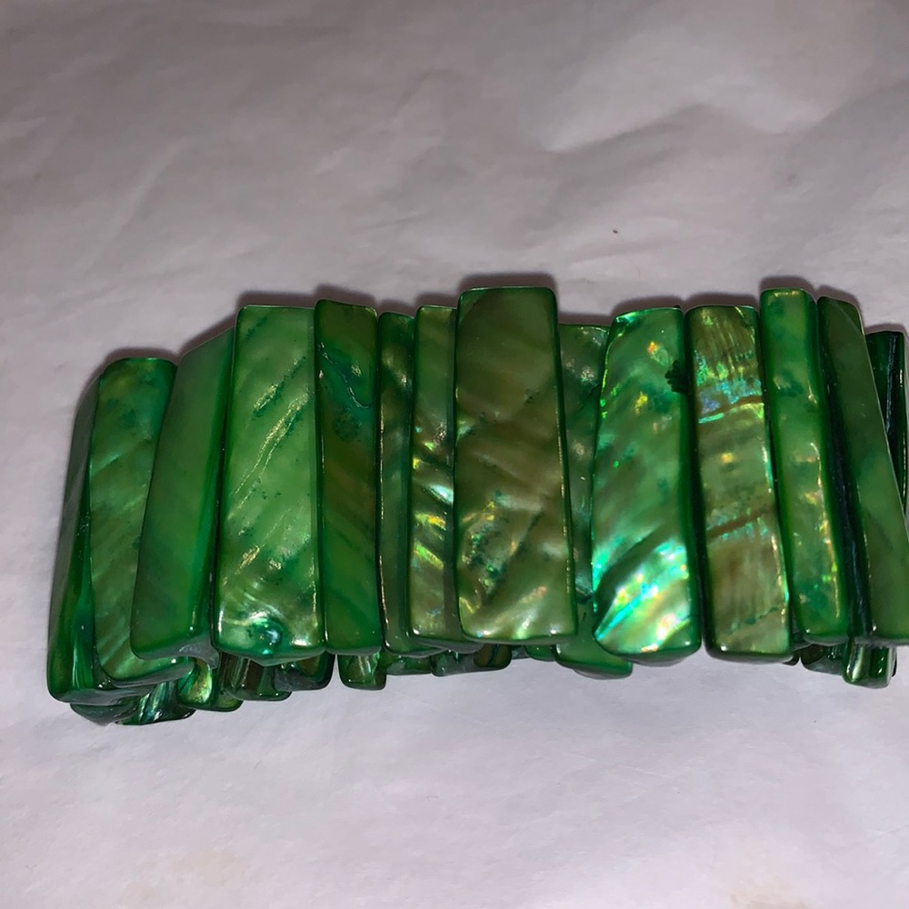 Lovely Green Abolone She’ll Stretch Bracelet